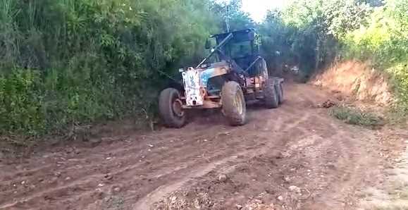 Camacã: Prefeito Paulo do Gás acompanha a recuperação da estrada do Km 2